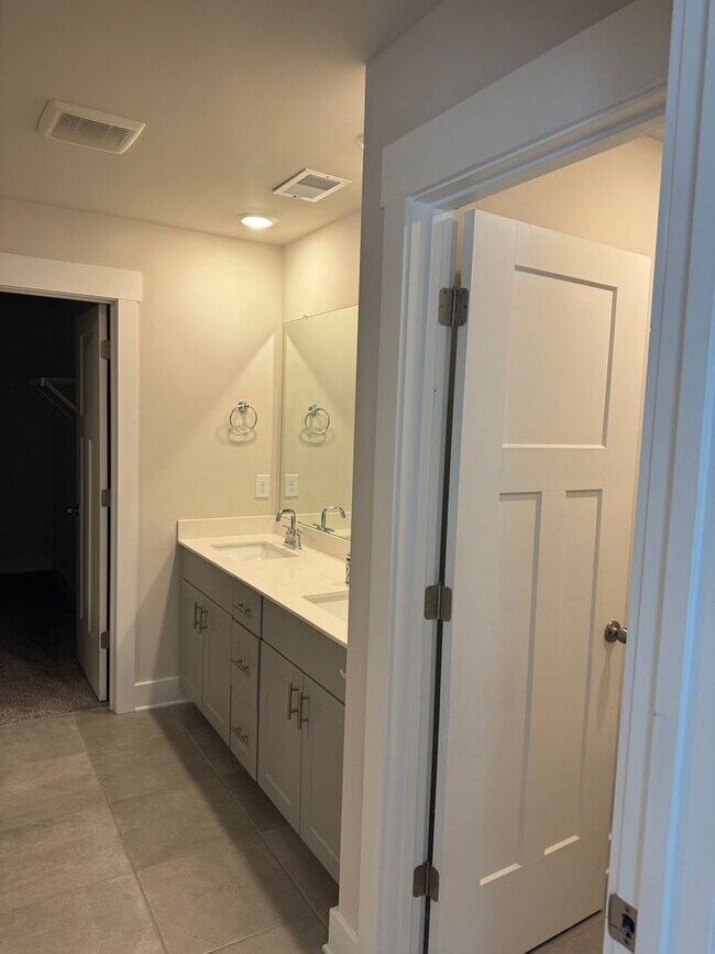 Building Photo - Great Price and location!