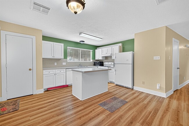 Building Photo - 15859 E Park Ct