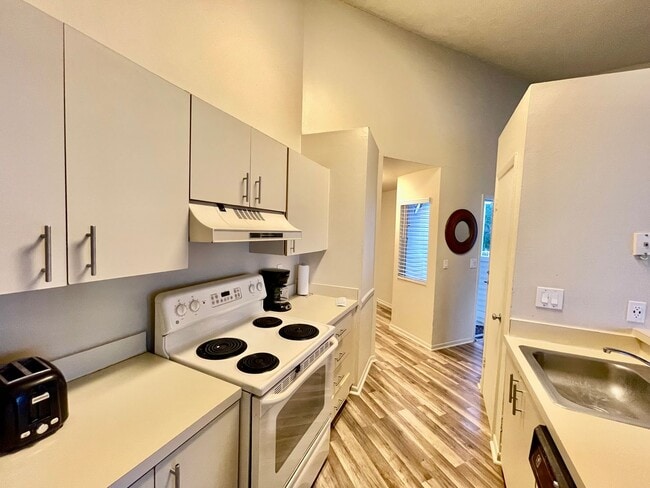 Building Photo - Charming 2 Bed, 2 Bath Condo in Gated Dock...