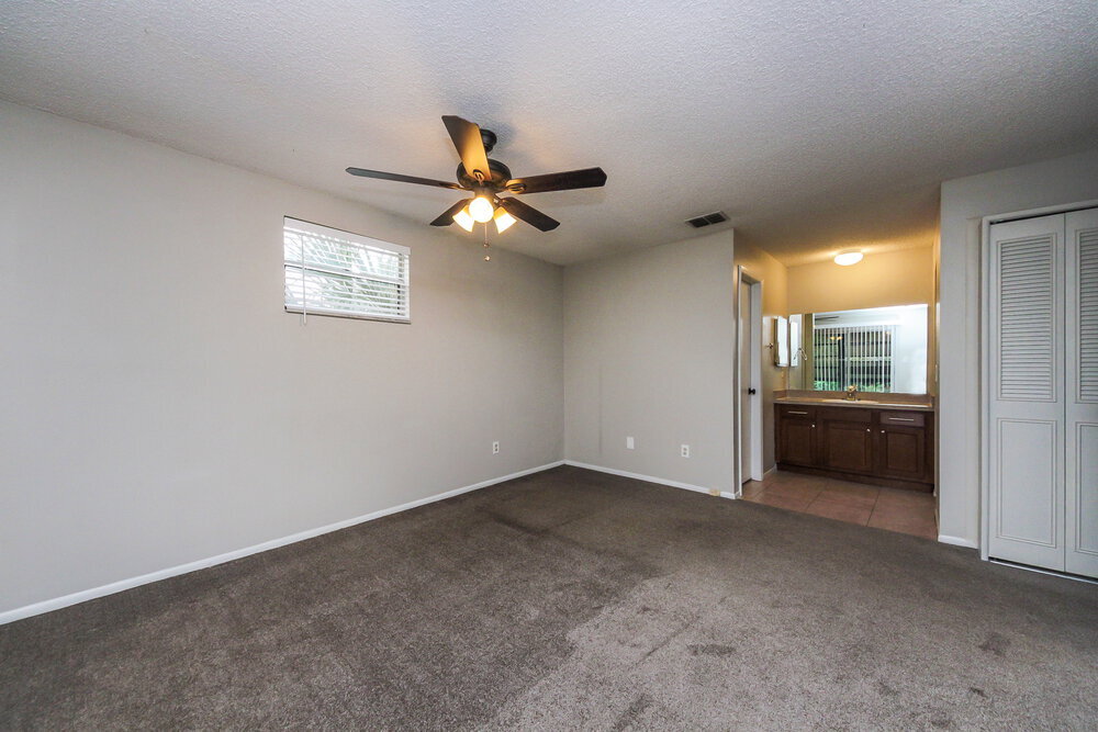 Building Photo - 10602 Lazy Lake Dr