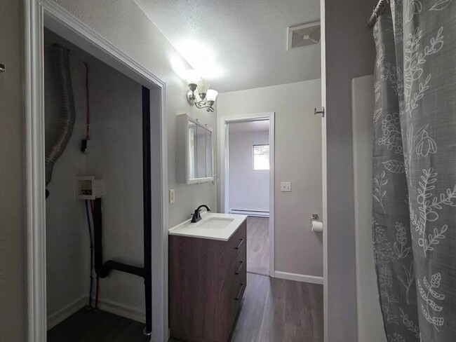 Building Photo - Charming 2 Bedroom With Valley View!