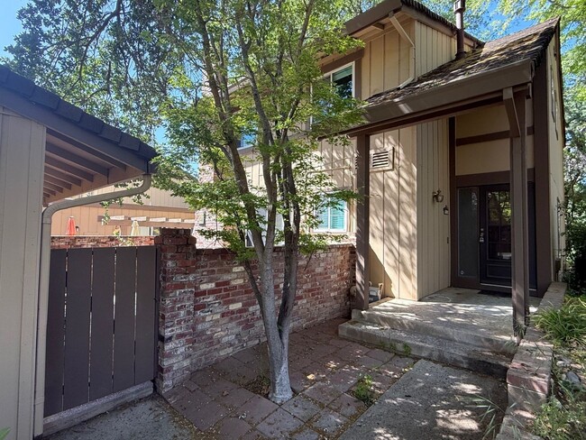 Primary Photo - Newley Updated 4 bedroom, 2.5 bathroom Tow...