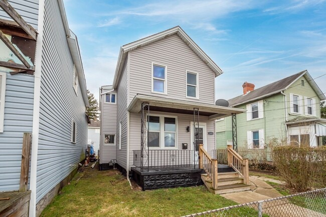 Building Photo - SCORE 50% OFF 1ST MONTH'S RENT IF SIGNED BY JUNE 5! Beautiful 3 bedroom home in Coraopolis availa...