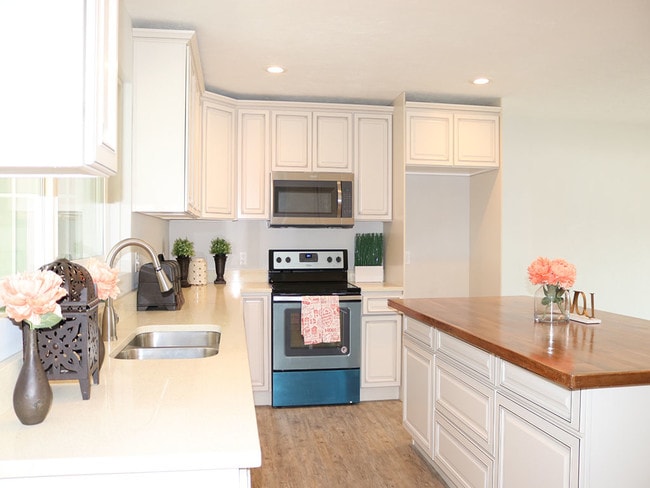 Building Photo - 1002 E Platinum Way