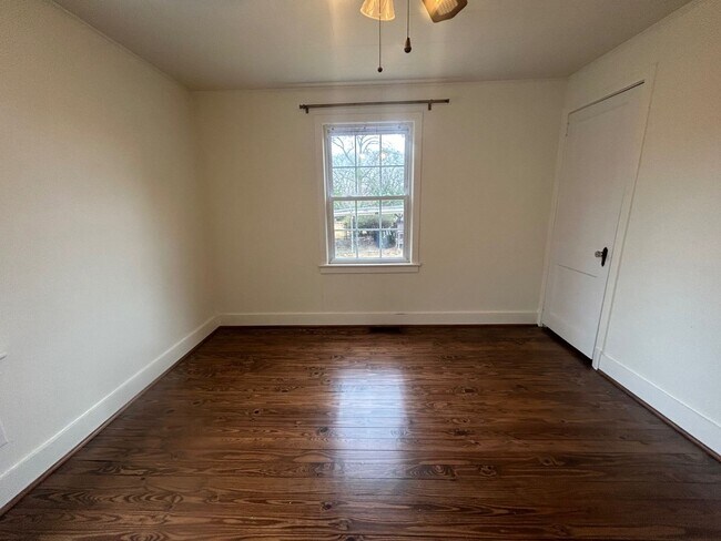 Building Photo - 939 Central Dr