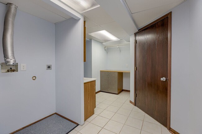Building Photo - 1230 Cole Creek Dr