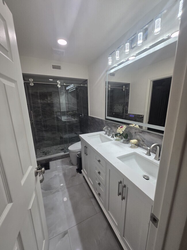 Building Photo - 3400 Bahia Pl
