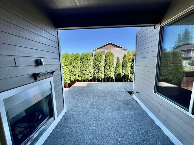 Building Photo - LIKE NEW Truly a MUST SEE! Move-in Ready