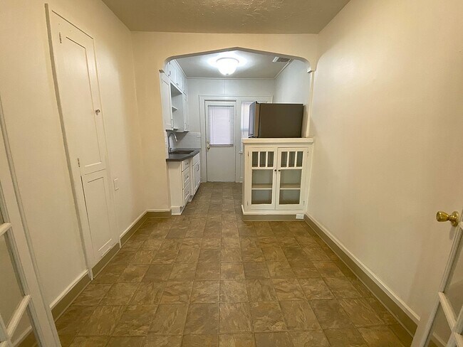 Building Photo - Charming 1 Bedroom with Hardwood Floors, Close-In Location