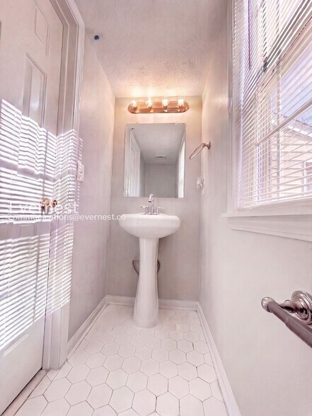 Building Photo - 710 Timbergrove Dr SW