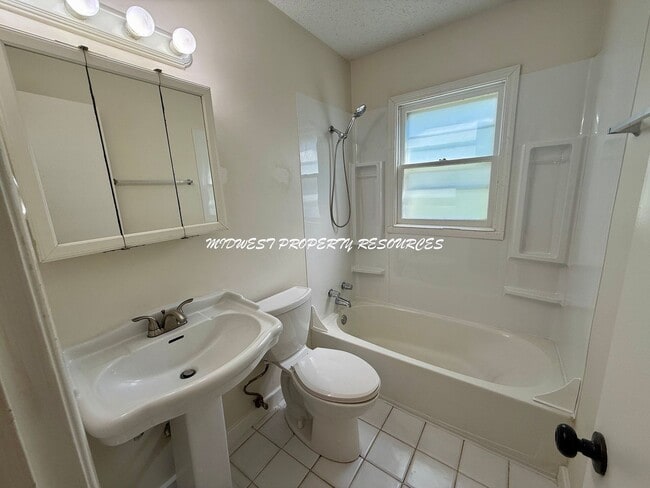 Building Photo - Adorable side by side split with brand new...