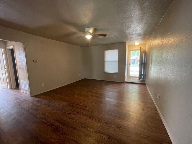 Building Photo - Cute remodeled 3Bd 1.5 bath
