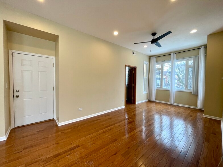 Building Photo - 2028 N Hamlin Ave