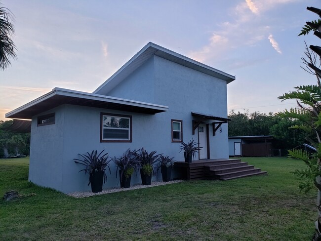 Primary Photo - 868 Bay Dr