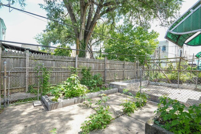 Building Photo - 2109 S 67th St
