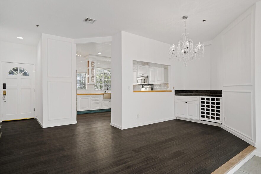 Building Photo - 850 N Poinsettia Pl