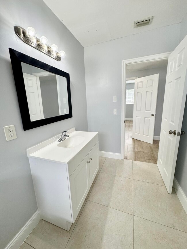 Building Photo - 350 Cypress Dr