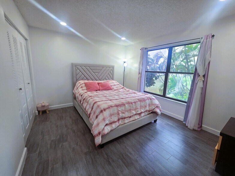 Building Photo - 5885 Northpointe Ln