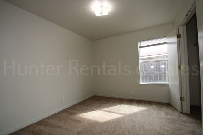 Building Photo - Rent Me Now!