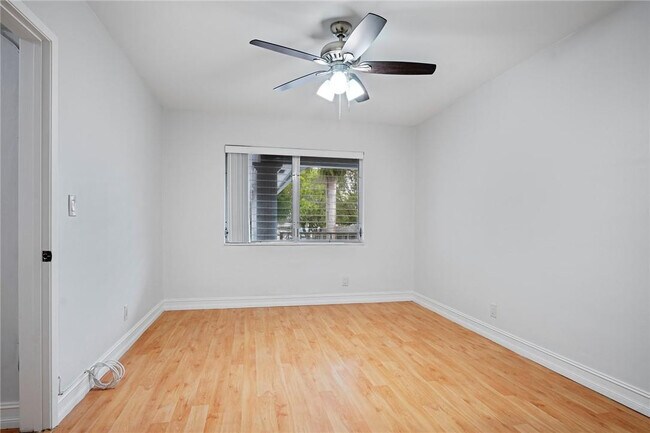 Building Photo - 2130 NE 42nd Ct
