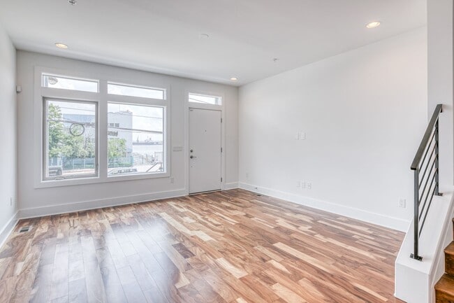 Building Photo - Queen Village Townhome with Parking