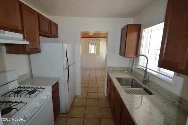 Building Photo - 2119 N Catalina Ave