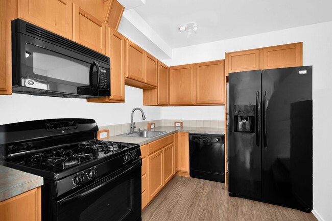 Building Photo - Mini 2 Bedroom Townhouse Heart of Redmond