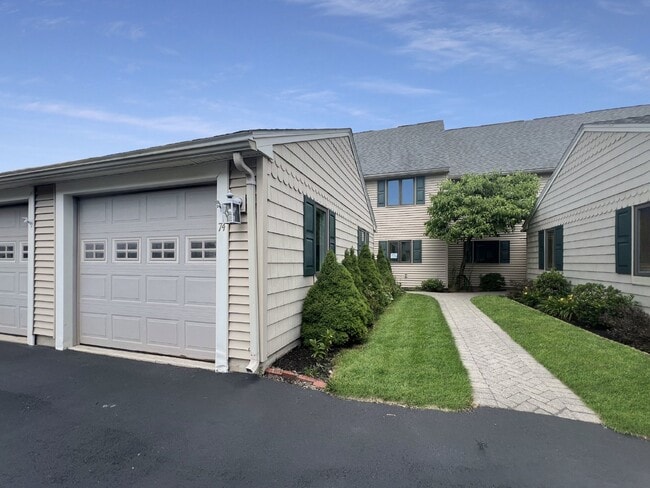Building Photo - Gorgeous and newly renovated townhouse-sty...