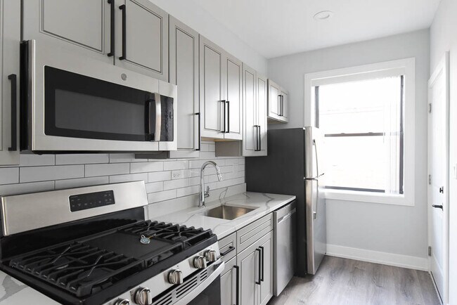 Building Photo - 7624 N Eastlake Terrace