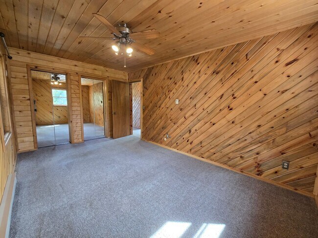 Building Photo - 10 Leon Ln