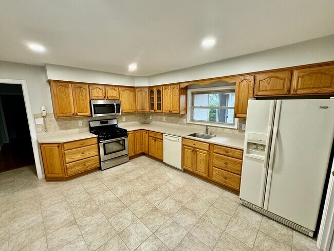 Building Photo - Newly Painted 4BR/2BA house in Pembroke Me...