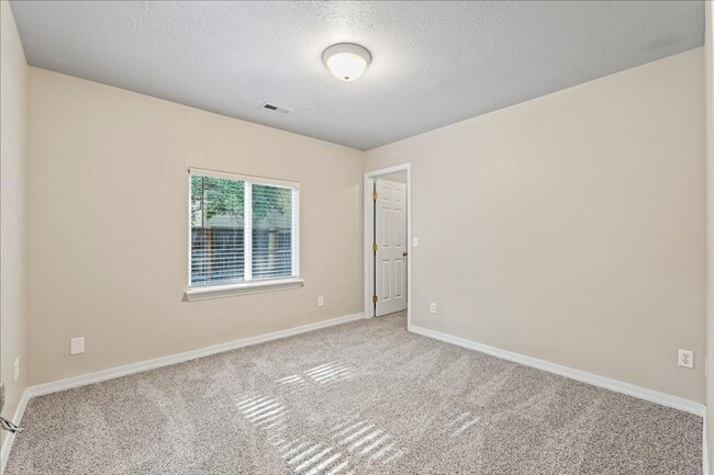 Building Photo - 3 Bedroom 2 Bathroom Near Whitewater Park