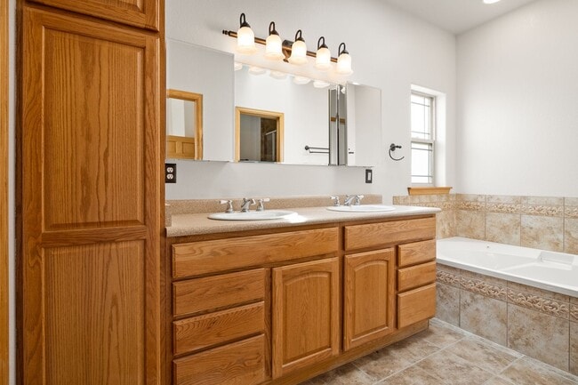 Building Photo - Executive 3-Bed Ranch Main Level - Private...