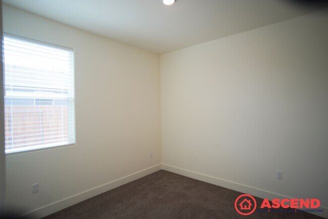 Building Photo - Southwest Home with Solar!