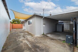 Building Photo - Remodeled spacious 2 bedroom, 1 bathroom unit now available!