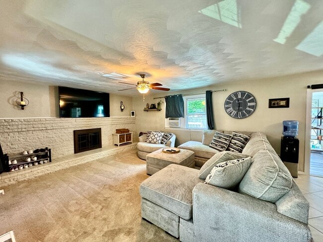 Building Photo - BEAUTIFUL HOME CLOSE TO AIRPORT AND MILITARY BASE.