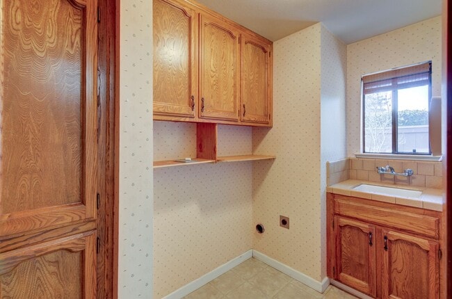 Building Photo - 6260 N Palm Ave