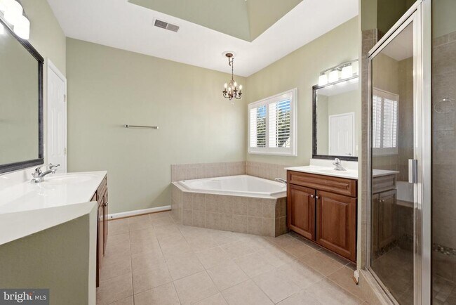 Building Photo - 43725 Red House Dr