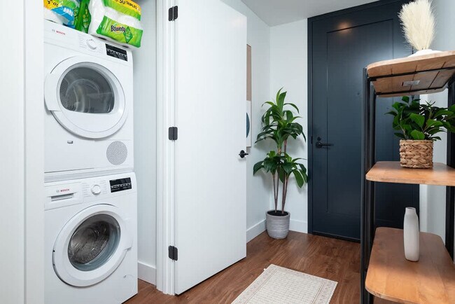 Building Photo - 212 Stuart St