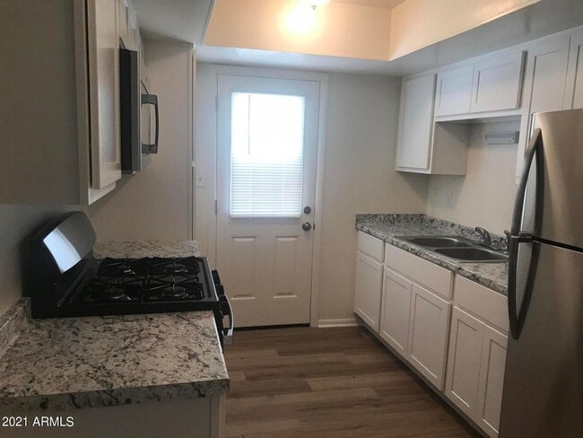 Building Photo - 4 Bed 2 Bath