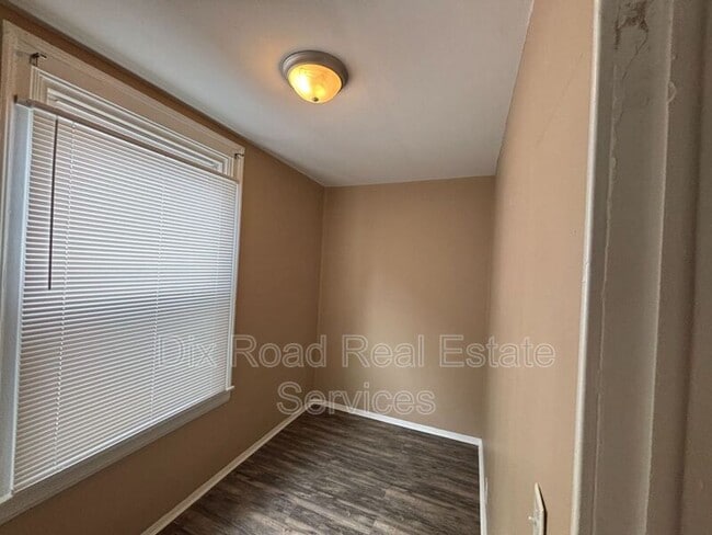 Building Photo - 917 Prytania Ave