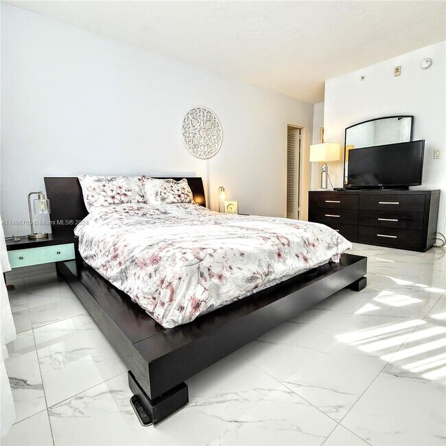 Building Photo - 3000 S Ocean Dr