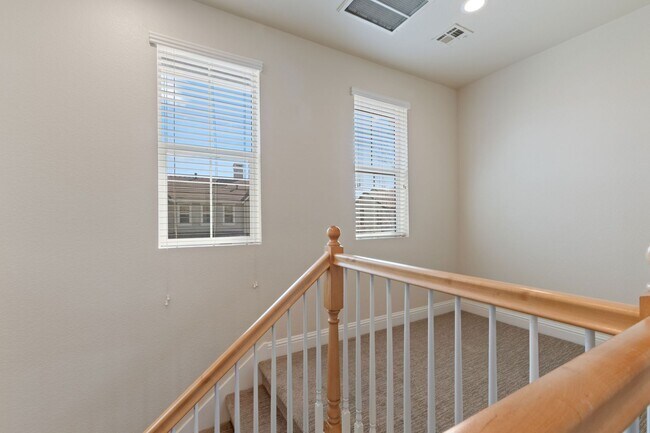 Building Photo - Gated Somersett Home!