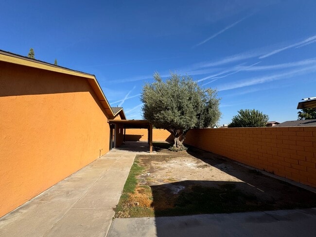 Building Photo - Spacious SW Bakersfield home!
