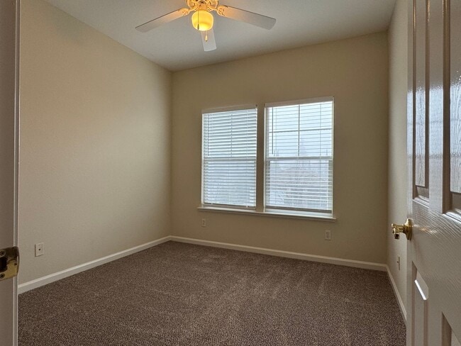 Building Photo - Well-maintained Roseville home!