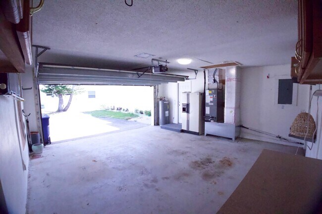 Building Photo - 700 N Perry Ave