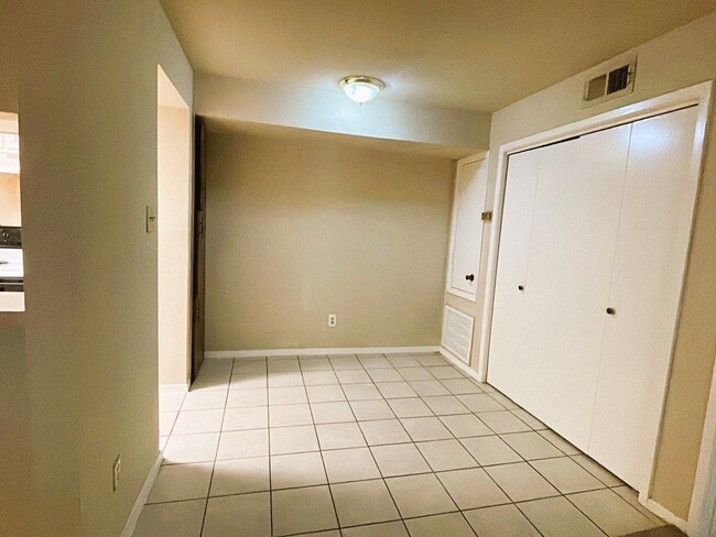 Building Photo - 7200 Clarewood Dr