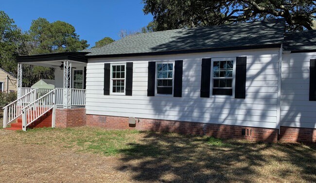 Primary Photo - 2008 E Derenne Ave