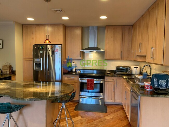 Building Photo - 5425 Fifth Ave