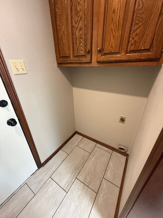 Building Photo - 3 Bed 2 Bath Duplex with 2 Car Garage.  Gas Heat & Hot Water.  Yard Care Included.